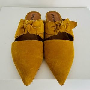 NWOT Jeffrey Campbell size 8.5 Saffron Suede Mules